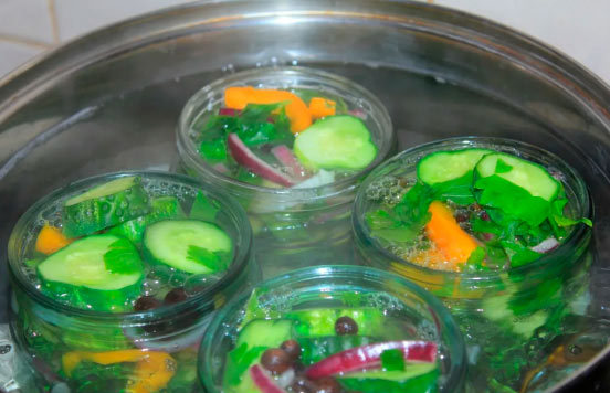 стерилизация домашних заготовок кипячением в кастрюле